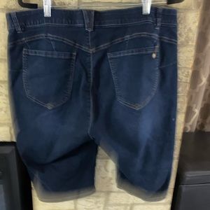 Democracy Bermuda Shorts Size 20
